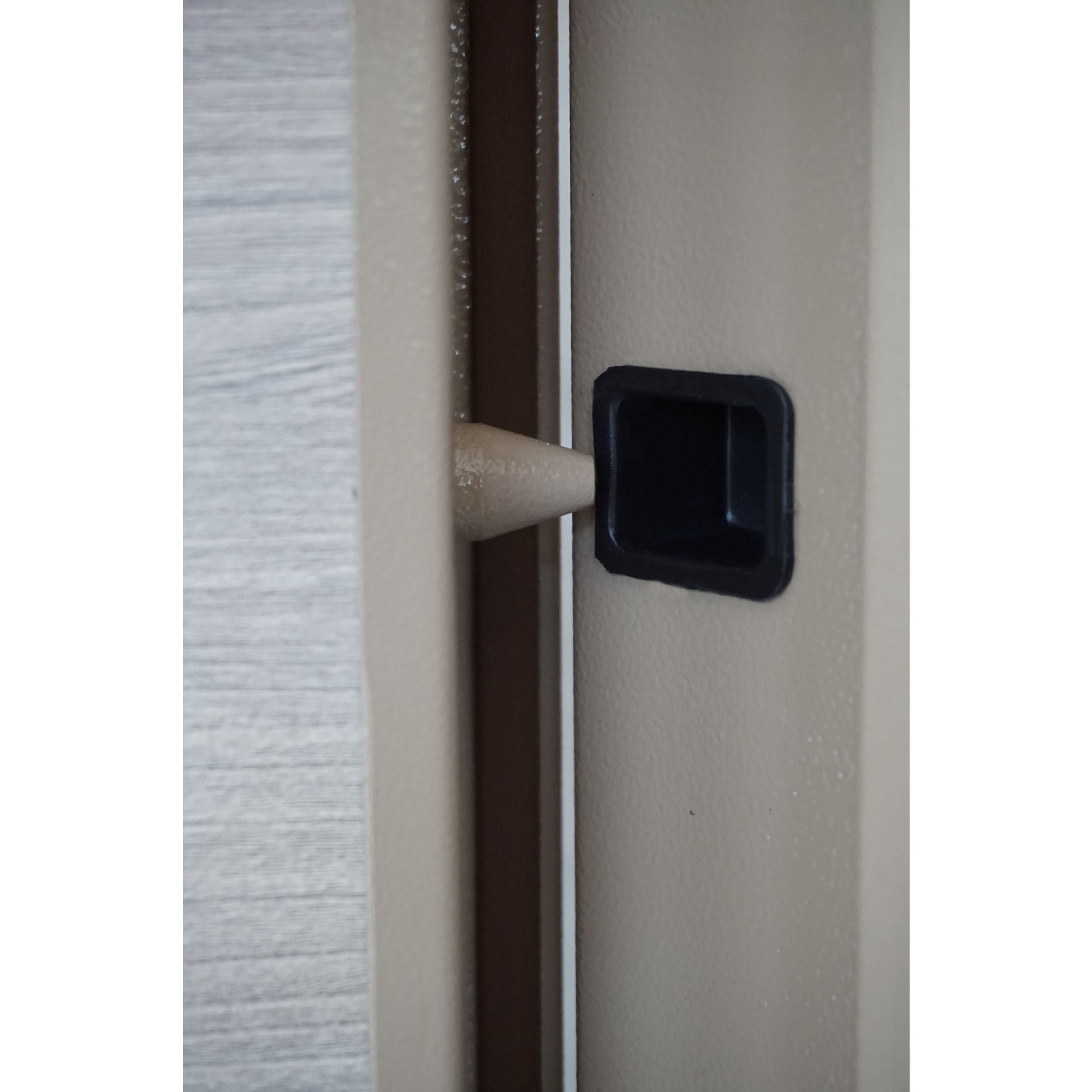 Usa Metalica Apartament Urban Deschidere Dreapta 88 X 202 Cm Stejar Selecteaza magazinul preferat pentru a verifica disponibilitatea produselor: usa metalica apartament urban